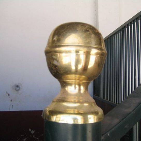 remate bola dorada y base