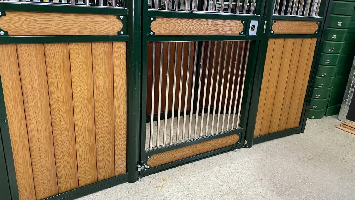 FRONTAL BOX "CHANTILLY MIXTO" POLIETILENO/REJA 300X230CM PUERTA ABATIBLE 1H1A PINT/INOX
