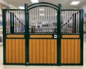 FRONTAL BOX "CHANTILLY" POLIETILENO/REJA 300X230CM PUERTA ABATIBLE 1H1A PINT/INOX