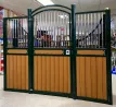 FRONTAL BOX "CHANTILLY" POLIETILENO/REJA 300X230CM PUERTA ABATIBLE 1H1A PINT/INOX